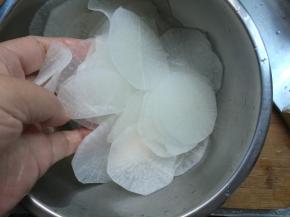 搅拌均匀，腌制20分钟。