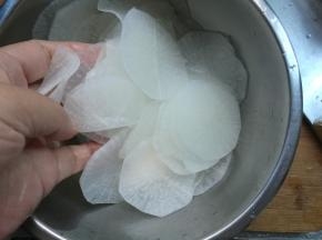 搅拌均匀，腌制20分钟。
