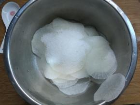 倒出多余的水分，用清水冲洗几遍，加入白糖。