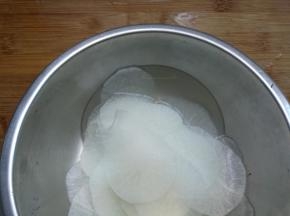 20分钟后，腌出白萝卜好多水。