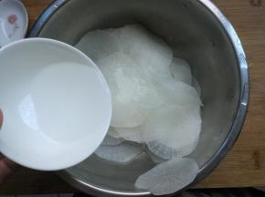 倒入白醋。