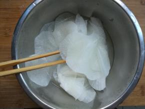 用筷子搅拌均匀。