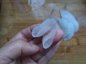 摆完一圈后，再拿起一片，先对折一次，再对折一次。