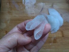 摆完一圈后，再拿起一片，先对折一次，再对折一次。