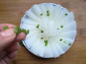 撒上点小香葱或者香菜即可，没有也可以不撒。