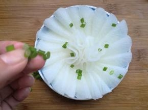 撒上点小香葱或者香菜即可，没有也可以不撒。