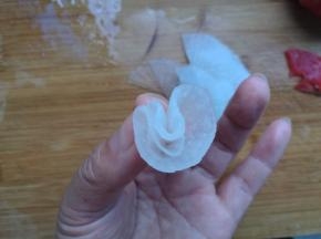 卷成小花，可以多做几个，放在盘子中间。