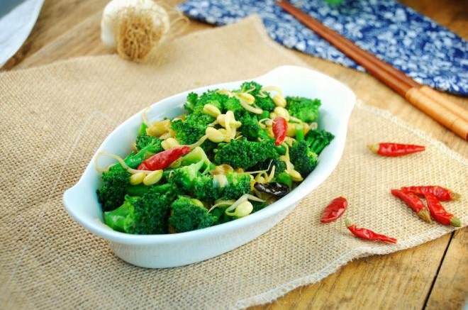 西兰花炒豆芽