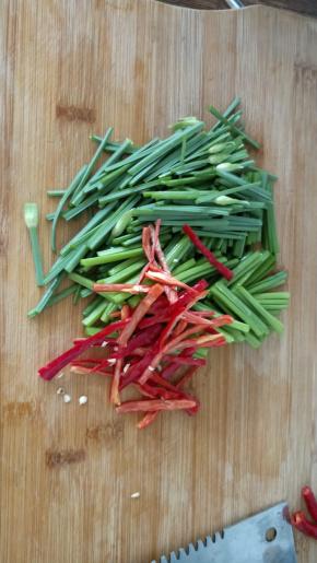 将韭苔切段，红椒切丝