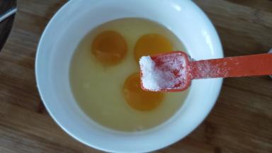 鸡蛋打入碗中，加适量盐，料酒，白糖