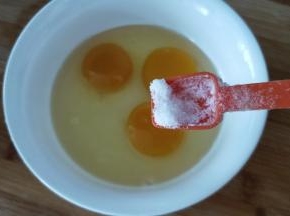 鸡蛋打入碗中，加适量盐，料酒，白糖