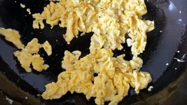 用筷子拔散，盛出