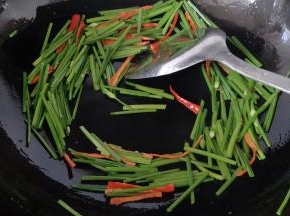 再放少许油烧热，下韭苔和红椒丝翻炒断生，加少许盐调味