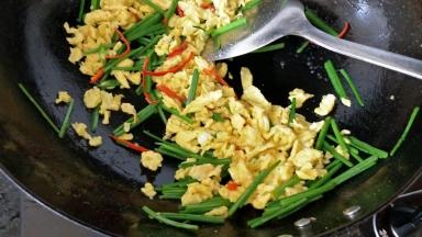 再倒入煎好鸡蛋，翻炒均匀出锅