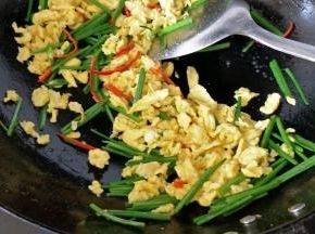 再倒入煎好鸡蛋，翻炒均匀出锅