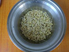 黄豆芽用清水漂洗几遍，捡去豆皮。