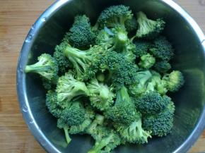 西兰花洗净盐水中浸泡5分钟除去灰尘及小虫，捞出冲洗干净控干水分。