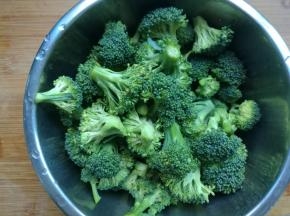 西兰花洗净盐水中浸泡5分钟除去灰尘及小虫，捞出冲洗干净控干水分。