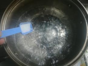 坐锅烧开，加入盐1勺。