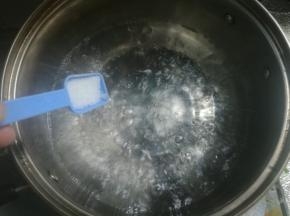 坐锅烧开，加入盐1勺。