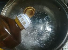 加入食用油适量。