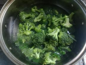 倒入西蓝花焯熟。