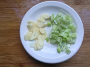 准备葱花、蒜片。