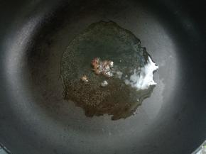 锅中放油，放入花椒小火炸熟，捞出不要。