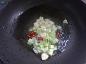 下入葱蒜煸出香味。