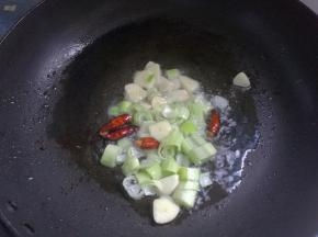 下入葱蒜煸出香味。