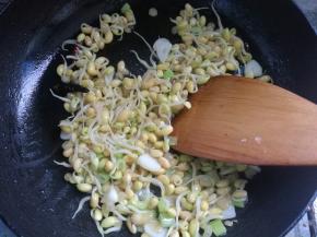 倒入豆芽炒熟。