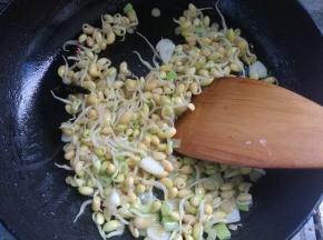 倒入豆芽炒熟。