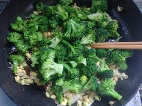 倒入西蓝花翻炒均匀。