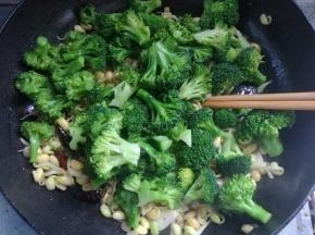 倒入西蓝花翻炒均匀。