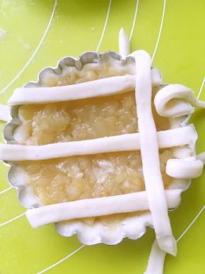 再铺横向的，掀开间隔的面条2.4，铺上横向的，再放下掀起的面条