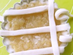 再铺横向的，掀开间隔的面条2.4，铺上横向的，再放下掀起的面条