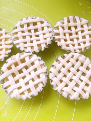 用手压一下边缘，将多余的面条裁掉，裁掉的面条可以反复擀成薄片，切成面条铺网格，直到全部用完