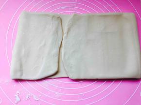 第一次折叠，面片一头向中心位置折至四分之一处，另一头折至四分之三处