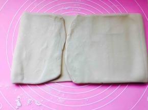 第一次折叠，面片一头向中心位置折至四分之一处，另一头折至四分之三处