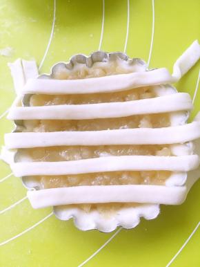 先一个方向铺好面条