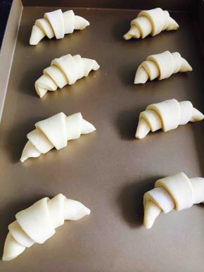 掀起开头出往斜下方卷，然后整体卷起来，放置于湿度70%温度26度左右的地方进行发酵。