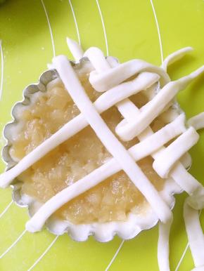 铺第二根横向的面条，这回掀起间隔的1.3.5面条，如此反复，将网格铺好