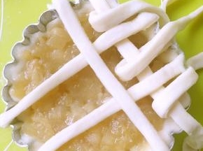 铺第二根横向的面条，这回掀起间隔的1.3.5面条，如此反复，将网格铺好