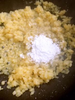 汤汁变少时加入玉米淀粉，快速翻拌均匀，关火