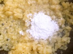 汤汁变少时加入玉米淀粉，快速翻拌均匀，关火