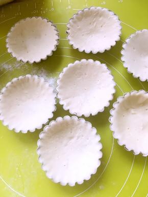 用牙签在做好的饼底扎几个小洞洞