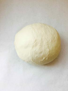 将除黄油外粉类揉成团，放入黄油，揉出膜