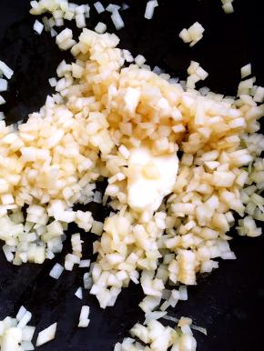 锅内加一点点水，小火炒苹果，炒一会后加入黄油，砂糖，一小撮盐继续翻炒