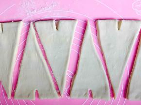 直到完成第三次折叠后，切掉面片的边缘，将其分割成等腰三角形，底边大小随个人喜好