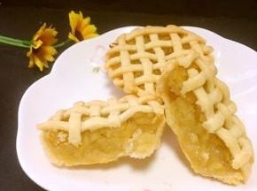 烤箱预热150度烤35分钟，出炉凉透，烤好的倒扣一下苹果派就下来了